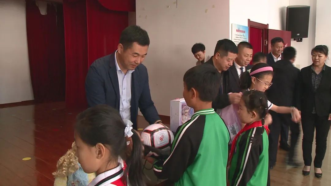 学生赵喆表示,因为想和奶奶一起锻炼,特别想要一套羽毛球,特别感谢.