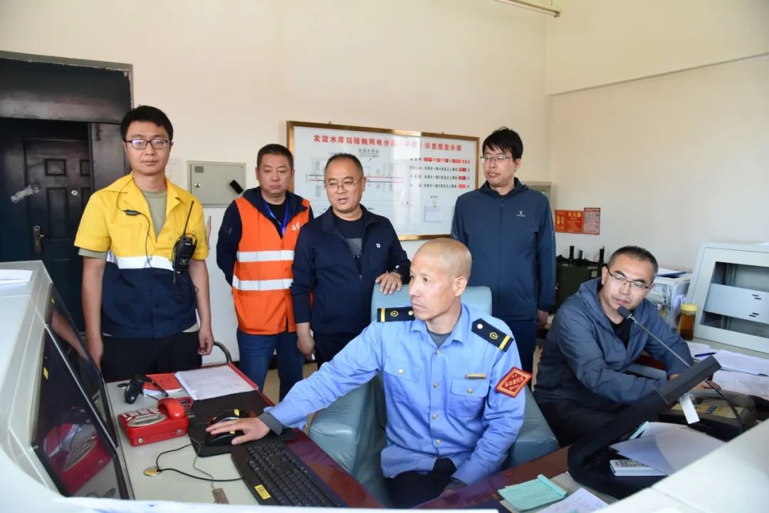 这座车站,建在察尔湖畔