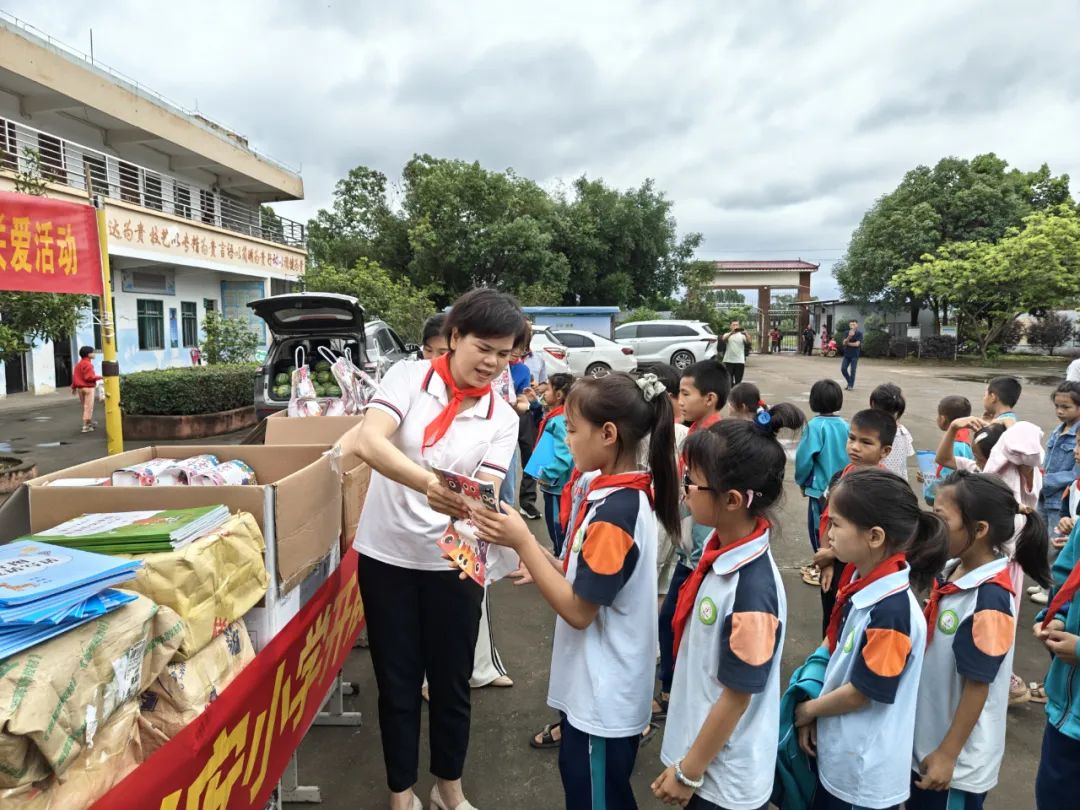 活动当天,农工党来宾市总支部向大湾镇兴安小学捐赠一批书籍,学习用品