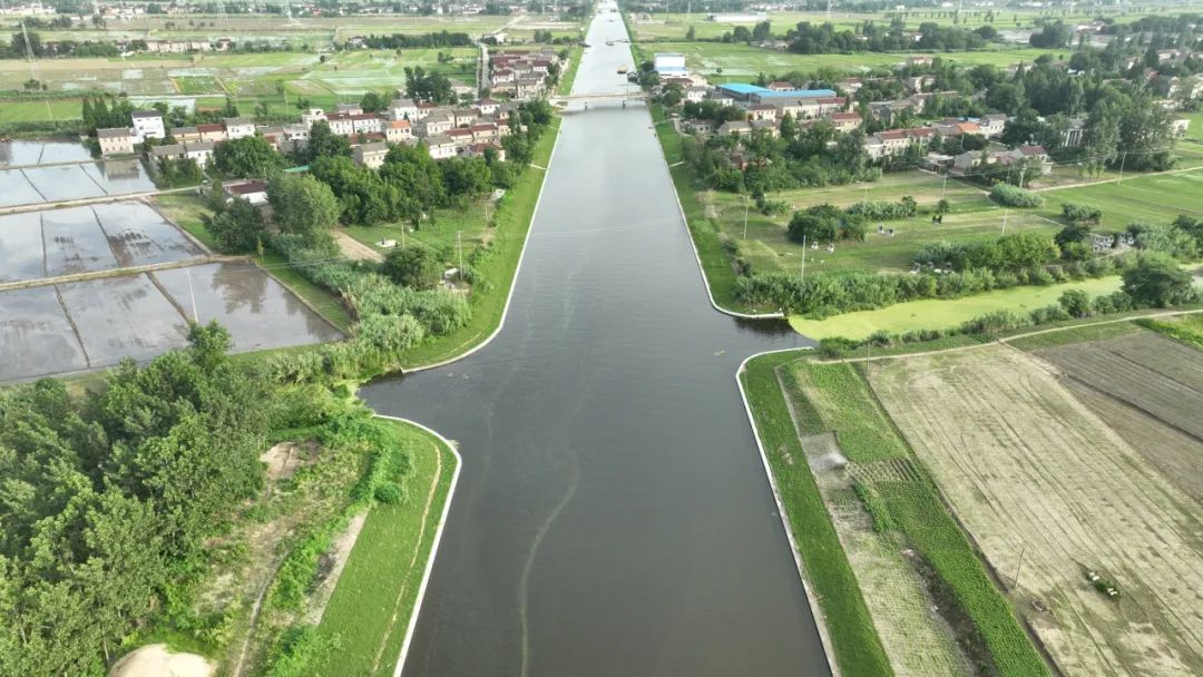 北起新通扬运河,流经郭村,吴桥等镇,于大桥镇嘶马村入长江,全长19.