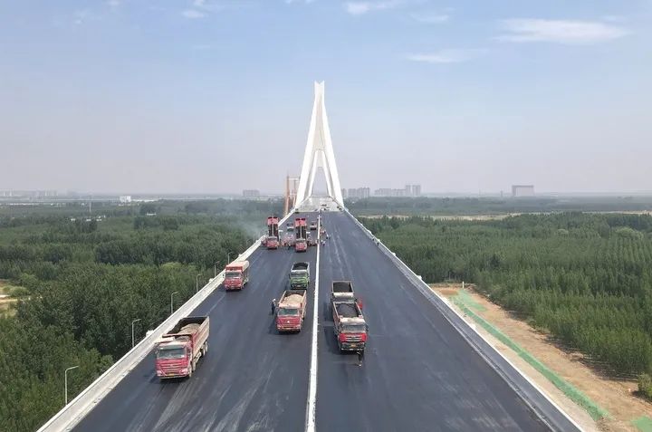 g104京岚线济南黄河公路大桥桥面沥青摊铺全面启动