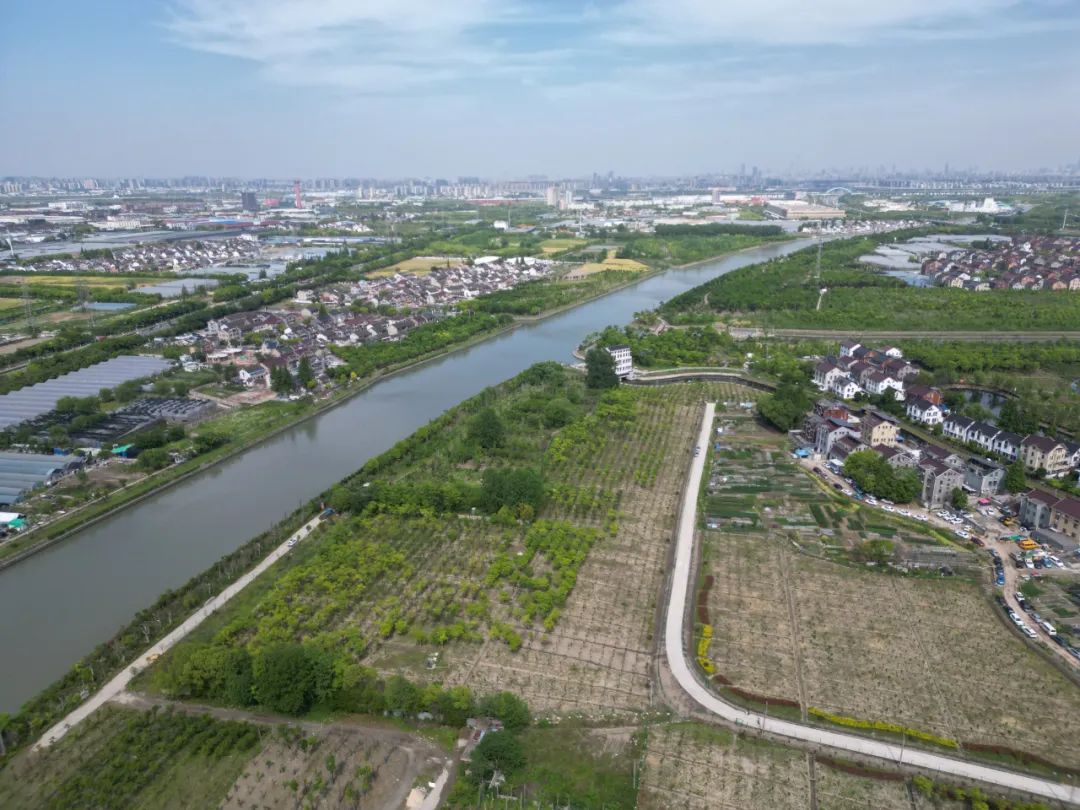 位于华新镇东北侧一隅,华益村北江村民组北侧,与嘉定区黄渡镇隔河相望