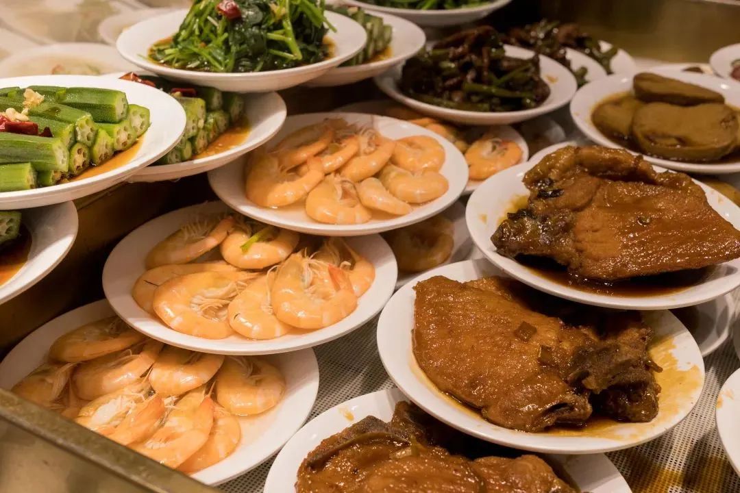 霍山路熊猫饭堂,每日午间时段供应菜品近200种,每个月还要更新2次菜单