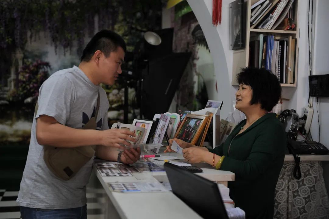 义务拍摄全家福为驻地周边13个村寨从那以后,张金豹利用业余时间这个