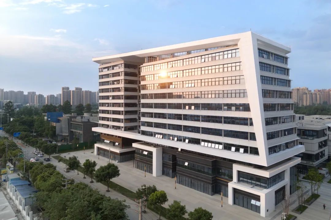 "长"在公园里!星河world科创大厦交付使用