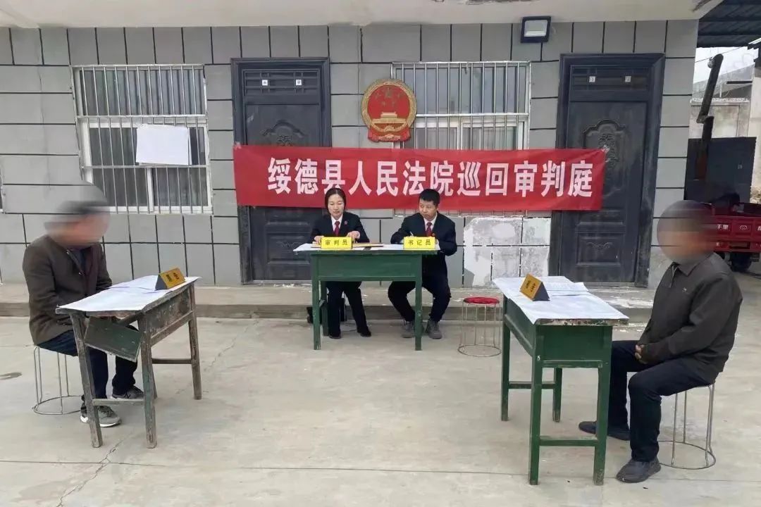 案件的原告王某某和被告刘某向崔家湾法庭特邀人民调解员李文武诉说道