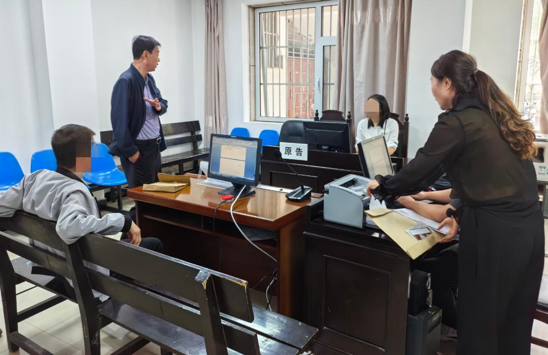 法庭影像 | " 窑洞法庭 "  解民忧