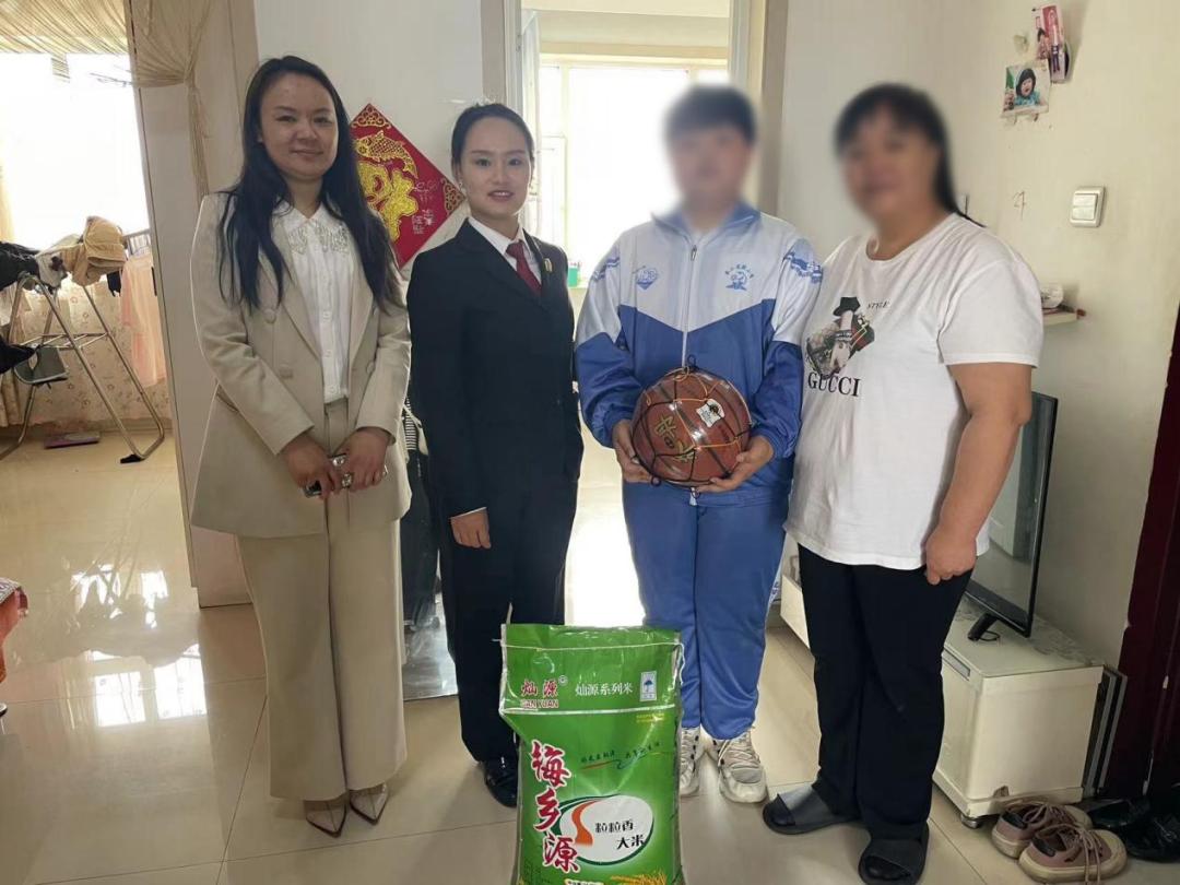 刑事庭法官助理丁丽娜作为东丰县第二实验小学的法治副校长,在了解该