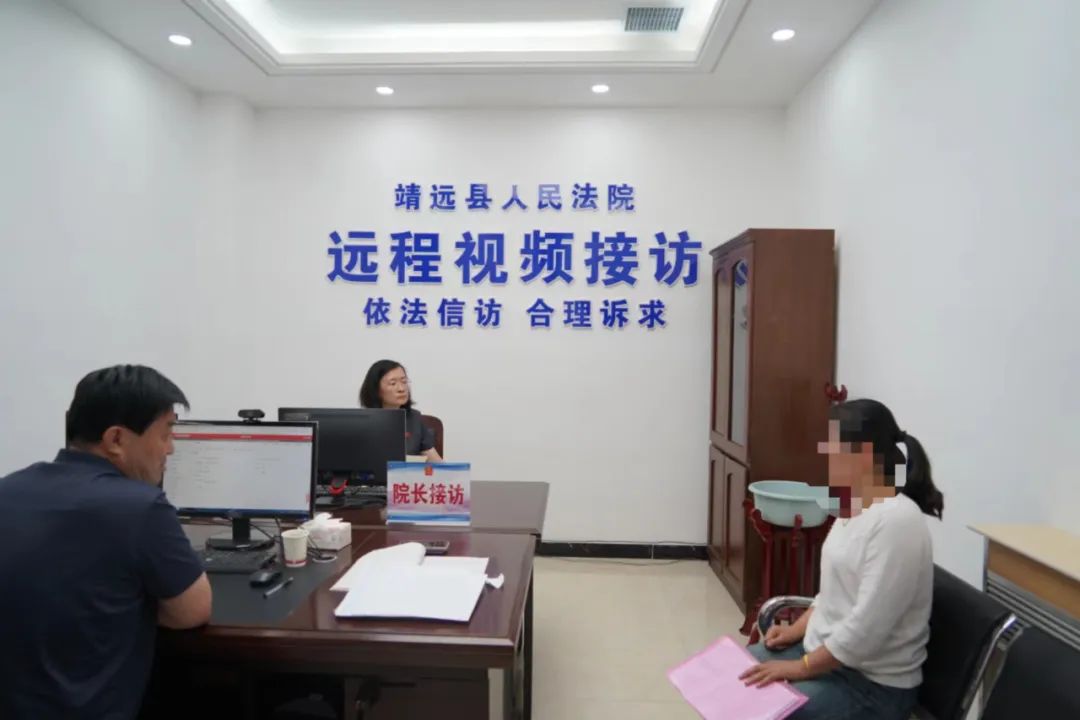 接访中,刘红雅与当事人面对面交流沟通,耐心倾听当事人的诉求,详细