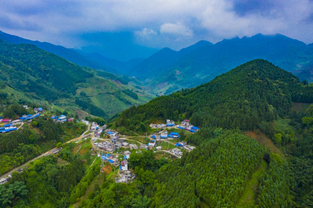 蝴蝶之乡——金平县马鞍底乡滮水岩村群山环绕,潺潺溪流穿村而过