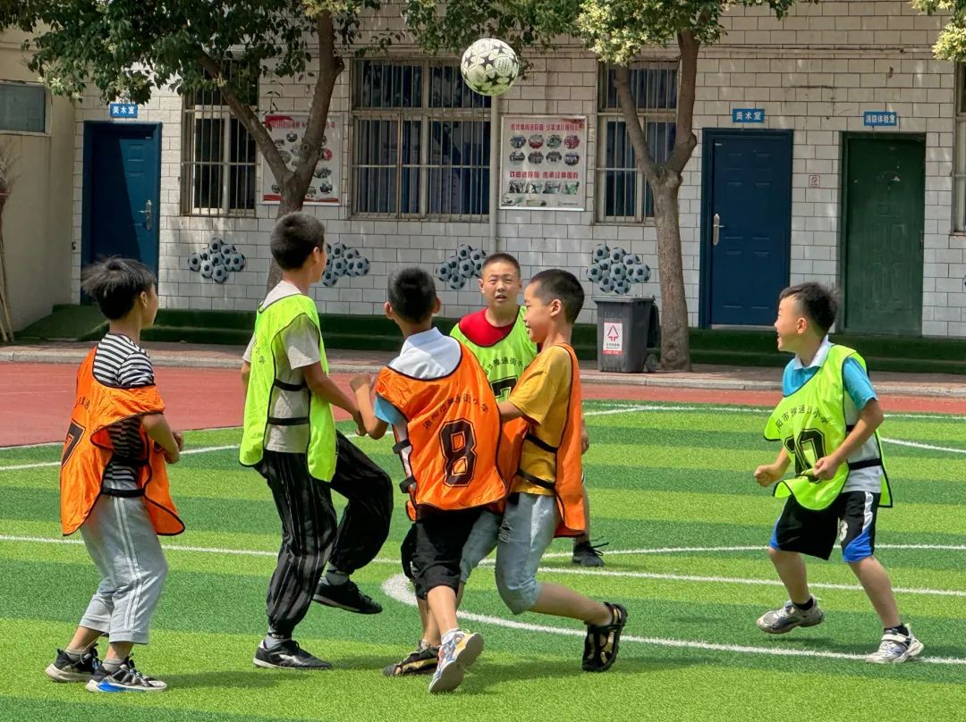 【特别关注】洛阳一小学全校学生练足球,有学生踢进国家队