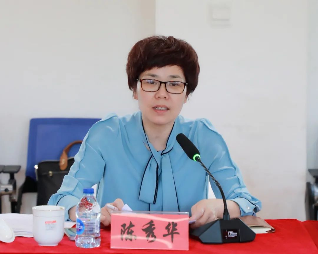 青村镇副镇长,镇红十字会会长唐群燕介绍青村镇红十字会工作情况.