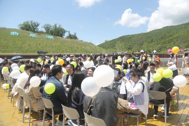 闫瑞宣布本次2024宝清县青年人才交友联谊会正式开始,她说:今天的联谊