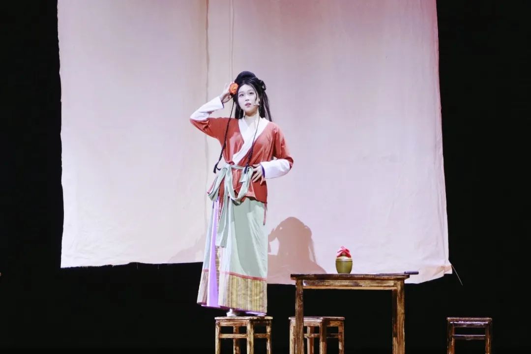 流霞剧社毕业大戏,座无虚席!