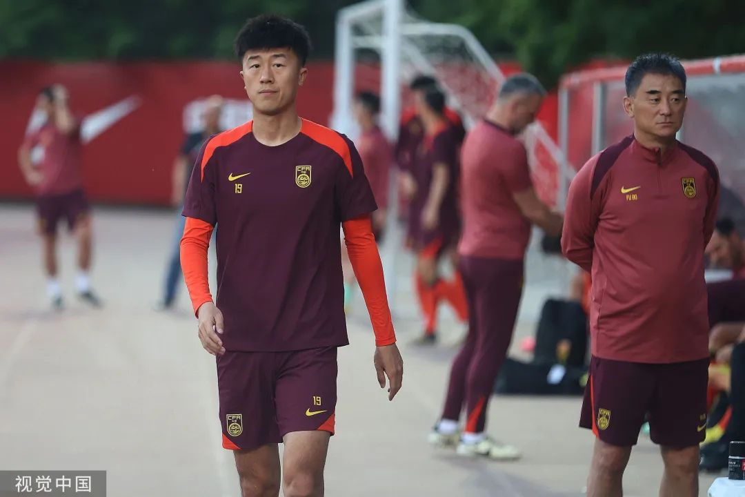 与泰国的生死战,国足边路防线吃紧