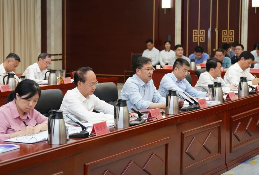 郑光泉主持召开高铁新区城市设计中期成果及项目谋划汇报会