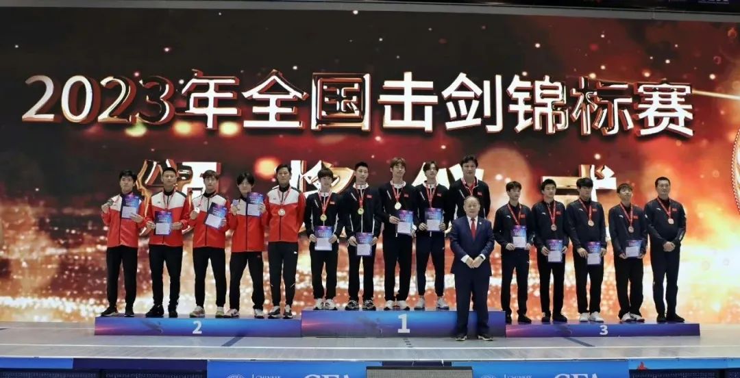 吴斌(右一)在2023年米兰世界击剑锦标赛摘银▲亚运会男子花剑团体