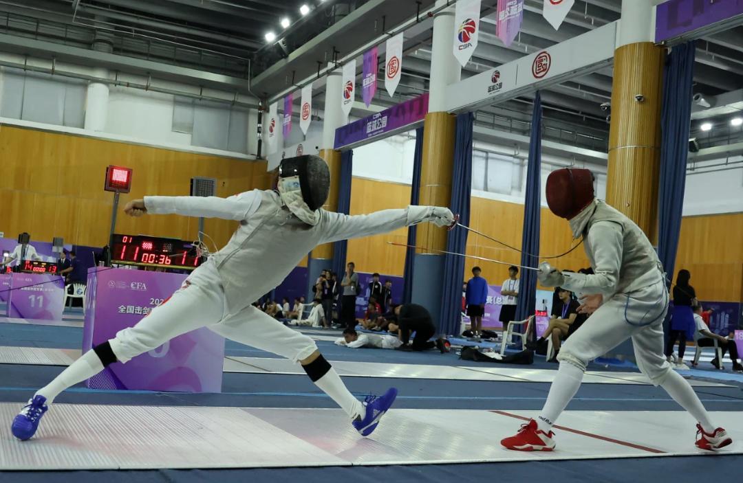 吴斌领衔的上海男子花剑队获得2023年全国击剑锦标赛冠军▲吴斌(右