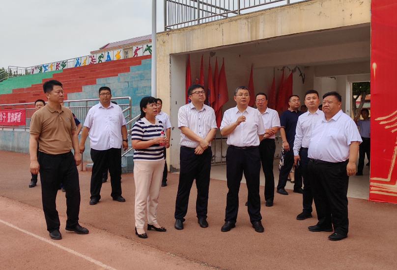 王悦,李冬都认真察看考场布置,视频监控室,高考保密室及学校食堂,并