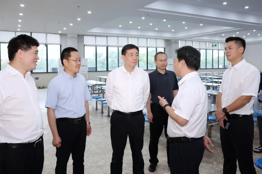 陈浩首先来到湖州市爱山小学教育集团常溪小学,参观吴兴区人工智能