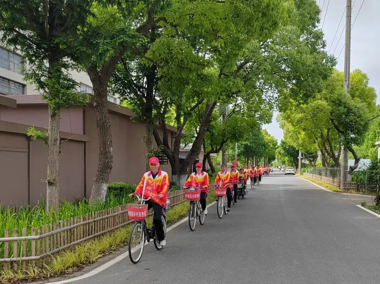 热身结束后,三十余位骑友整装待发,随着一声令下,骑手们开始沿着五四