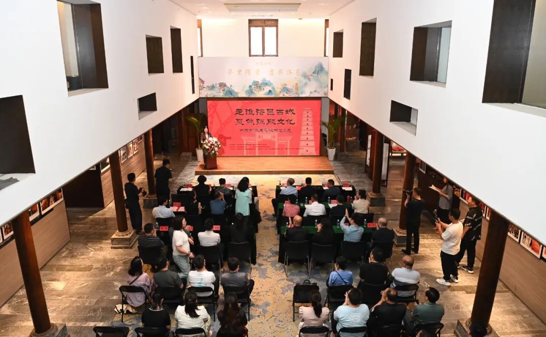 "走进洛邑古城 聚焦汉服文化"--中国摄影名家优秀作品展开幕