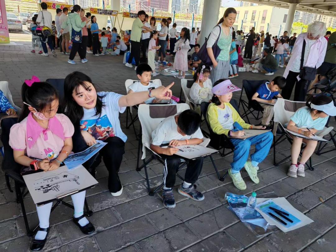 这场户外写生活动,让孩子们把"远望一号"带回家