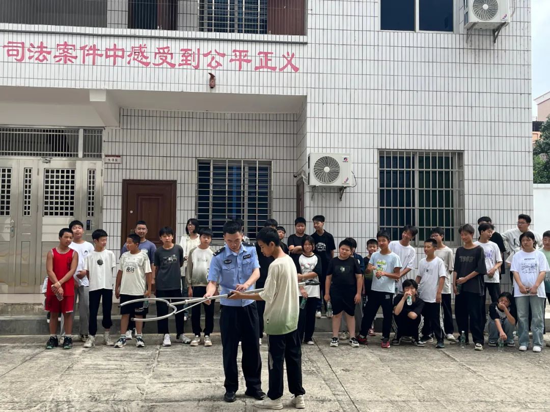 在干警的带领下,学生们整齐有序通过安检,充满好奇地走进安平法庭.