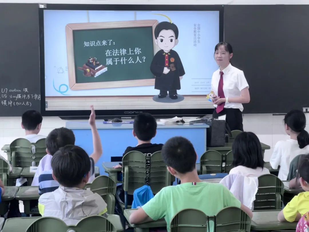雨花台区法院薛娟娟副庭长走进南京市雨花外国语小学讲述法官故事