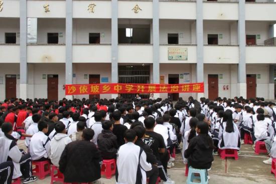 在沙依坡中学普法宣讲现场,"法官 律师"的普法组合为学生和教职工带来