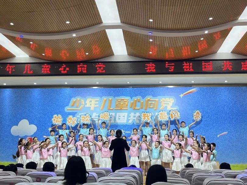 在市妇联的统一安排部署下,今年大渡口区妇联在公民小学组建了 "渝好"