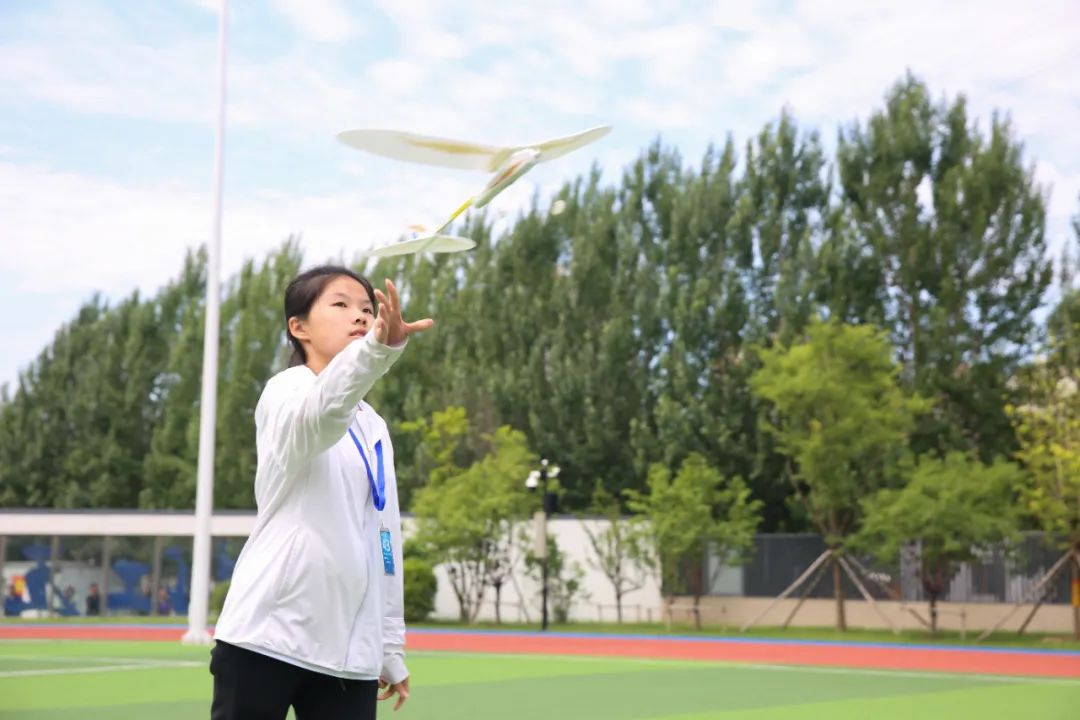 飞鲨竞距赛通过模拟甲板造型,让选手们感受了一把舰载纸飞机着陆的