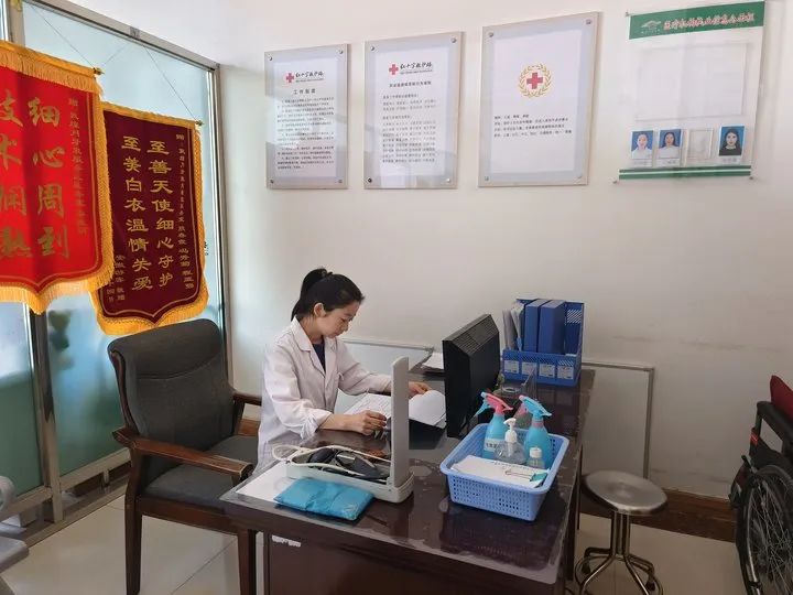 进一步完善高温应急方案,增加应急救援人员数量,全天候开放景区医务室