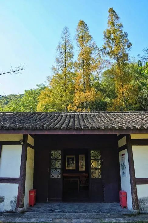 课余,常与夏丐尊,丰子恺等在平屋,小杨柳屋小聚,切磋文艺,恳谈人生.