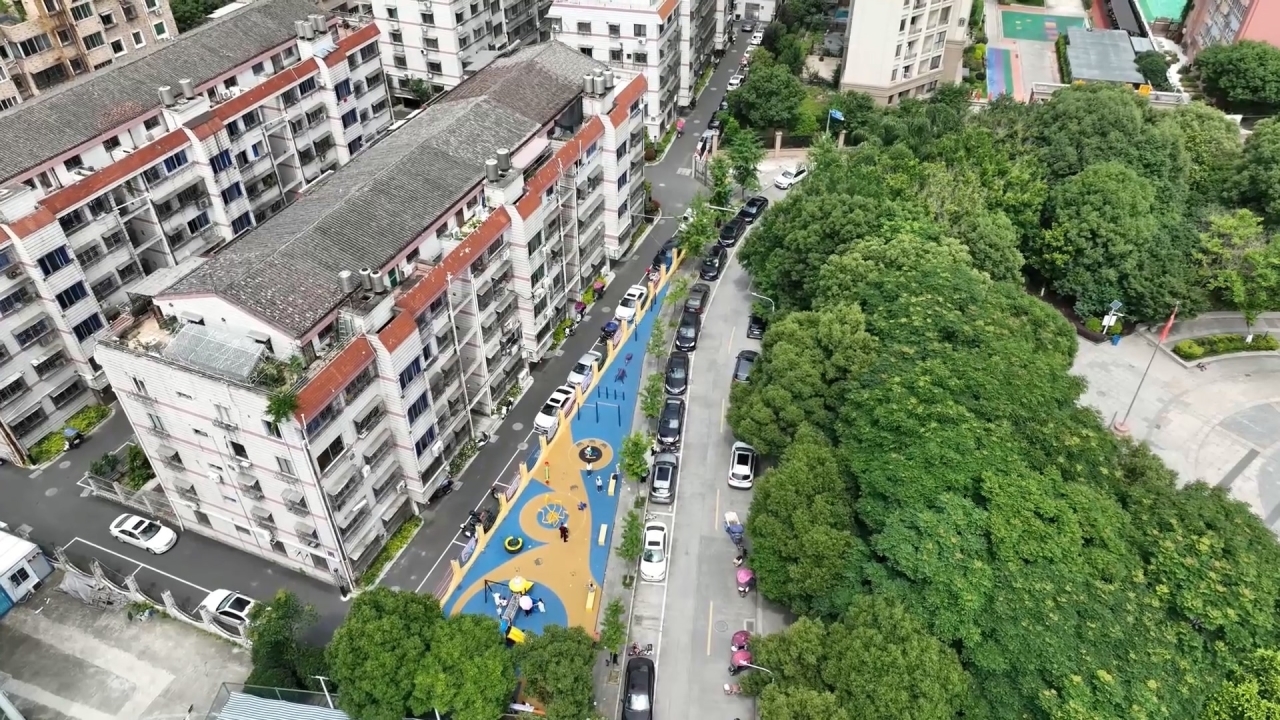 位于莘塍街道新兴小区附近的儿童友好型口袋公园,吸引了周边许多小