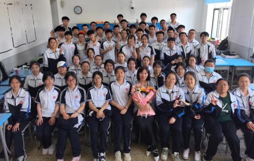 6月4日下午,齐齐哈尔市实验中学举行了2024届毕业典礼.