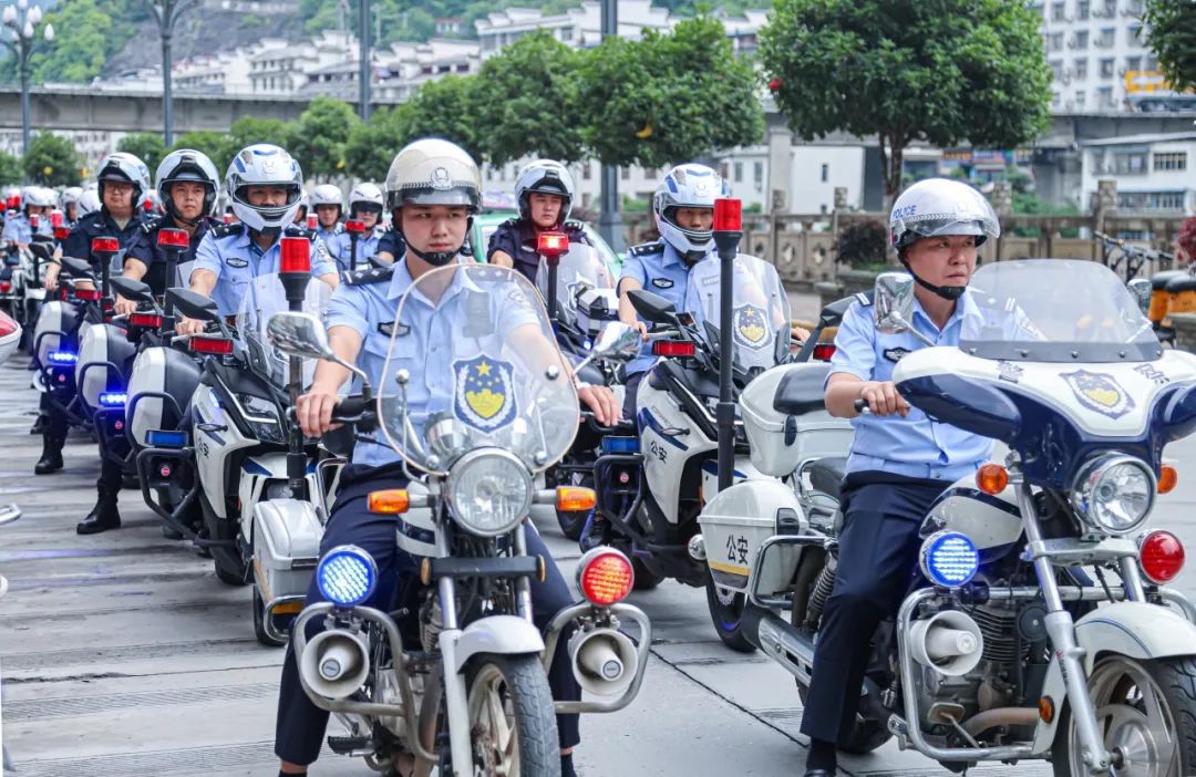 仪式上,局党委班子成员分别将20辆警用摩托车及150余种警用装备配发给