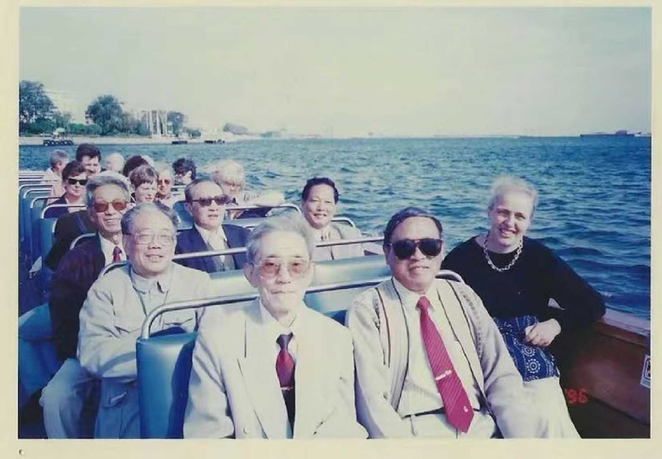 "看过世界,才会有更全面的世界观"马伟不是第一位在欧洲说扬州评话的