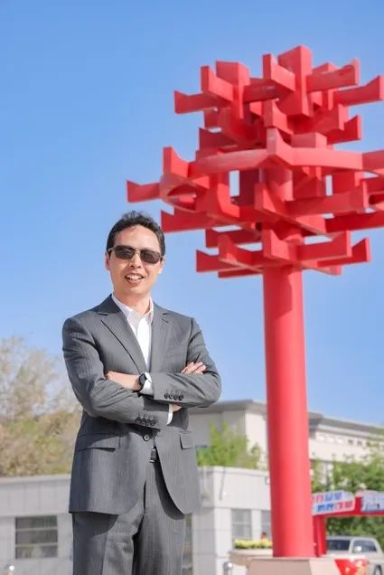 "一直忙于高三备考的张雄显老师抽出身来和一起援疆的"战友"陈三红拍