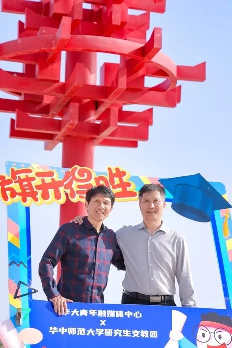 湖北援疆教师张雄显(右)与"战友"陈三红(左)自2009年博华高中成立至今