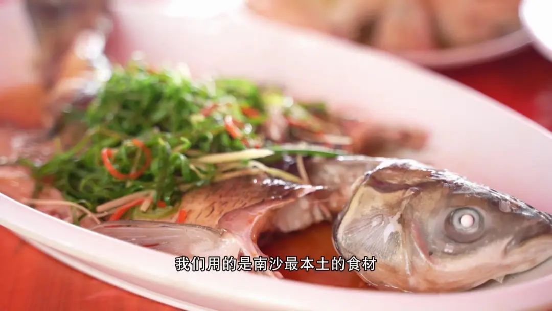 干,扒龙船最重要就是鸿运当头的烧猪,还有龙船丁,吃完添丁发财,精神