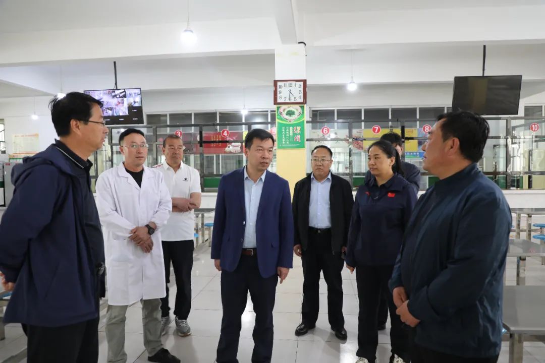 周学勤一行来到康保一中,实地查看了考场,视频监控室,播音室,学生食堂