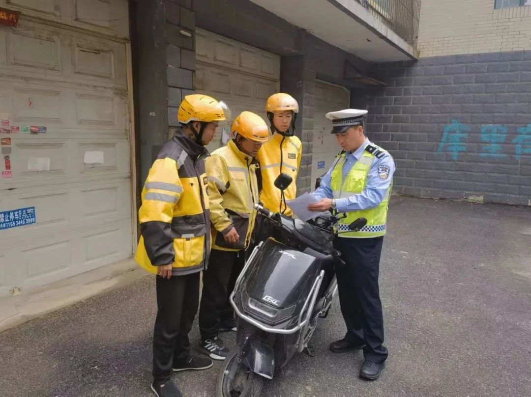 【安全生产月】四平交警走进美团外卖开展"一盔一带"交通安全宣传活动
