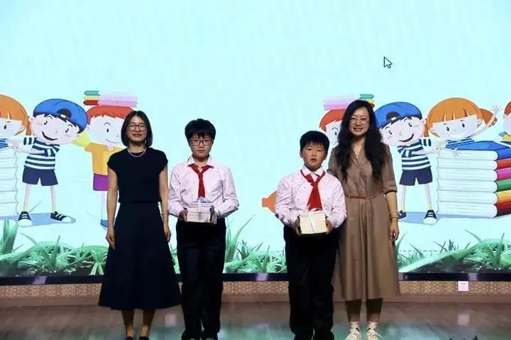 武义明招小学和磐安安文小学的学生们表演了精彩的节目,两位校长从