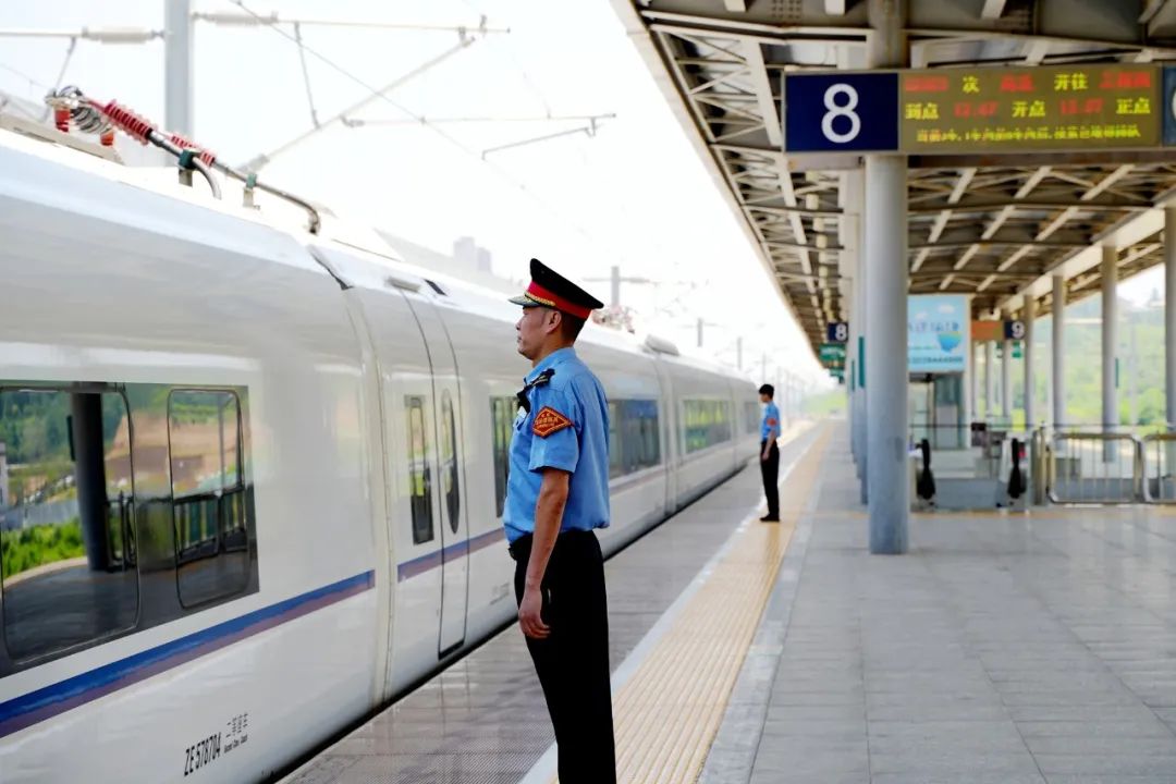 假日期间,为保障旅客安全出行,西安铁路局各大火车站将启动大客流运输