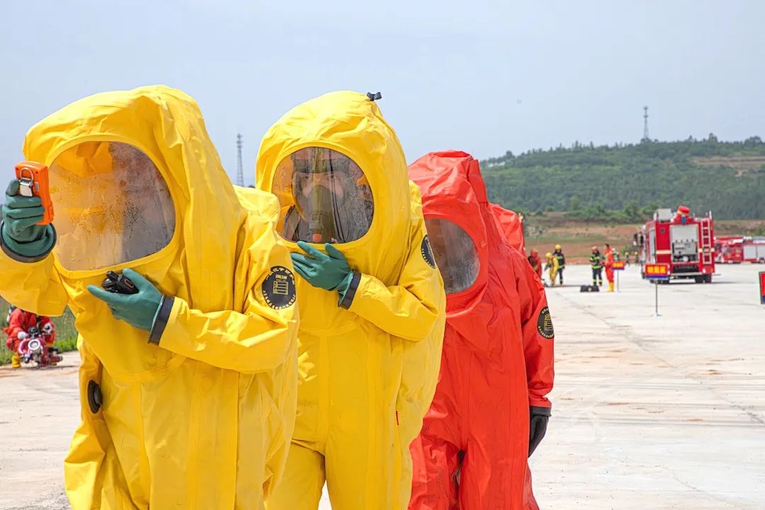 lng的槽罐车与3辆私家车发生追尾事故,罐车因剧烈碰撞导致右侧轮胎