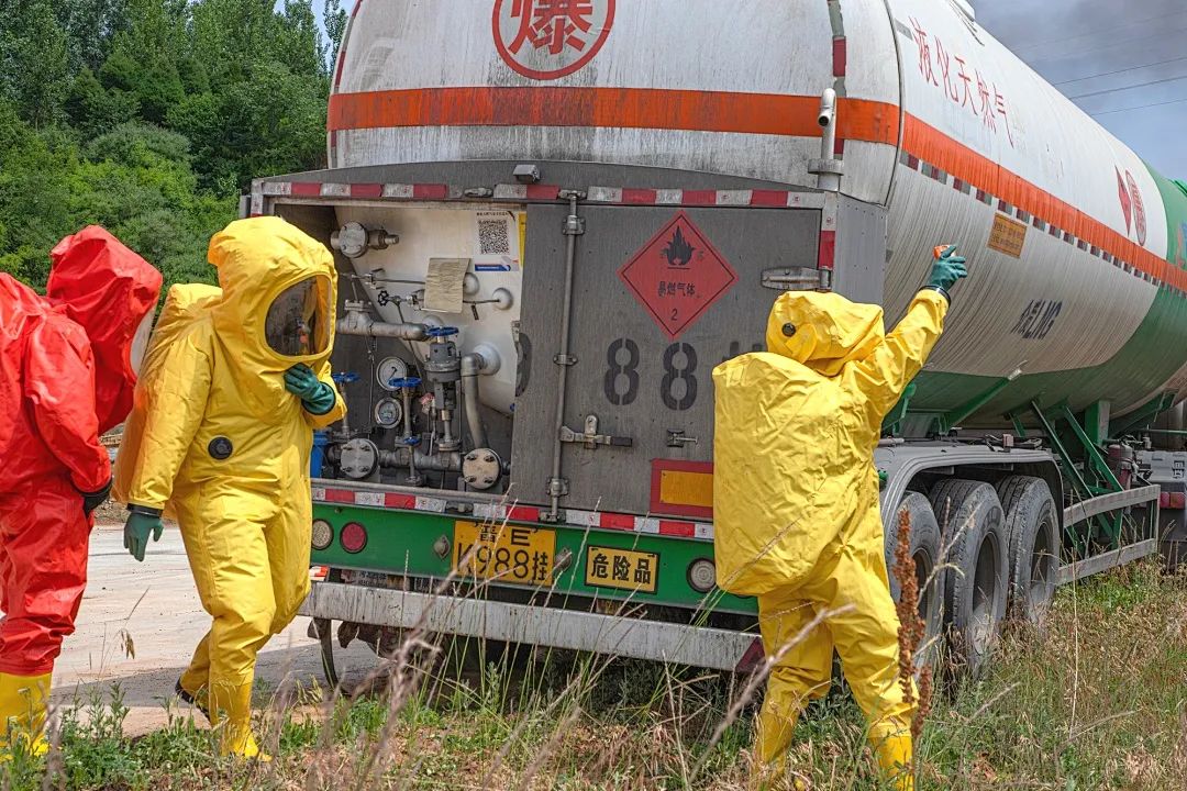 lng的槽罐车与3辆私家车发生追尾事故,罐车因剧烈碰撞导致右侧轮胎