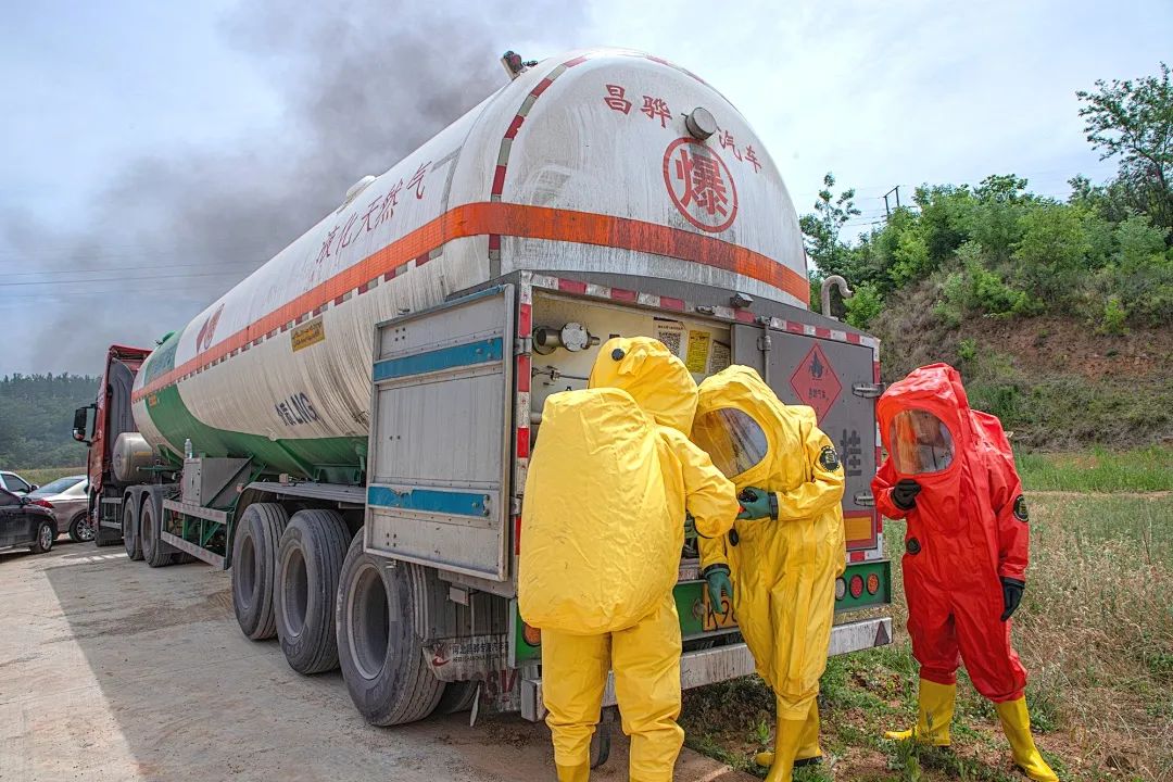 lng的槽罐车与3辆私家车发生追尾事故,罐车因剧烈碰撞导致右侧轮胎