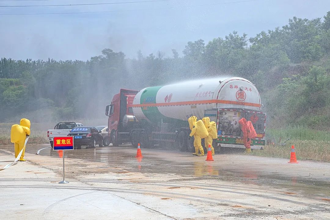 lng的槽罐车与3辆私家车发生追尾事故,罐车因剧烈碰撞导致右侧轮胎