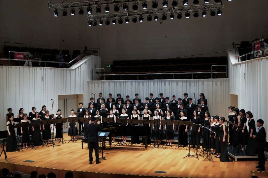 合唱团成员一共55人,分别来自湖北各地区不同领域具有音乐学习背景的